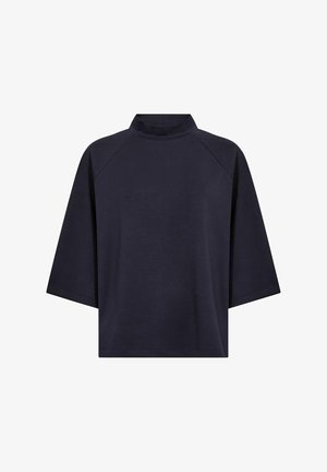 Himmelblaues Kurzarm-Oberteil mit hohem Kragen, aus weichem Stoff gefertigt. Verfügt über Raglanärmel und eine lockere, kastige Passform. Keine Muster oder Akzente.