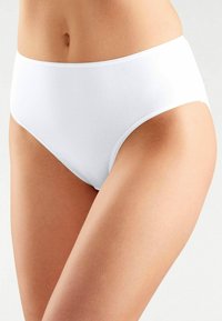 Witte katoenen slip met een hoge tailleband, een gladde textuur en zonder zichtbare patronen of accenten. Close-up van het beengebied.