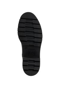 Suela de zapato de goma negra con surcos horizontales, puntera redondeada y talón reforzado. Presenta un logotipo grabado en la superficie de la suela.