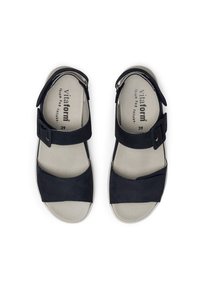 Marineblaue Sandalen mit doppelten Riemen, verstellbarem Schnallenverschluss und einer gepolsterten beigen Innensohle. Flache Sohle mit glatter Textur, Größe 39.