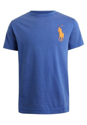 Blå T-shirt med korte ærmer, rund hals og lille orange broderet polo-spillerlogo på venstre bryst.