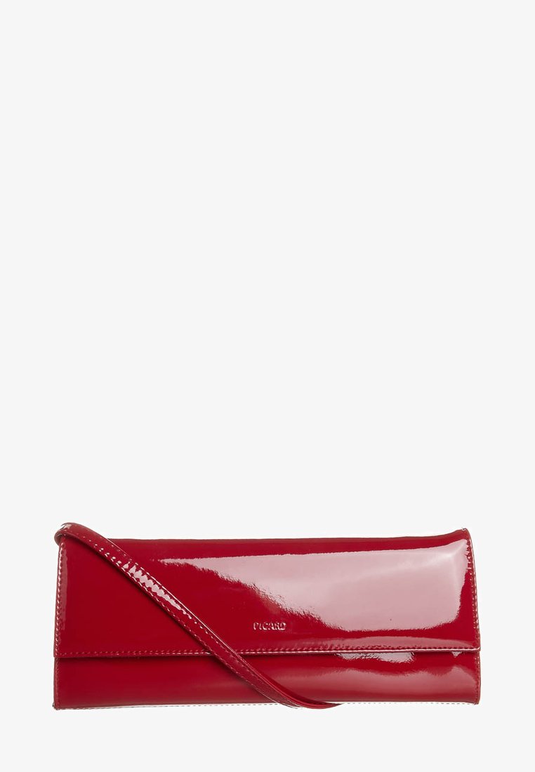 Rode glanzende leren clutchtas met een dunne strap en een flapklep, met gestikte randafwerkingen en de merknaam in reliëf aan de voorkant.
