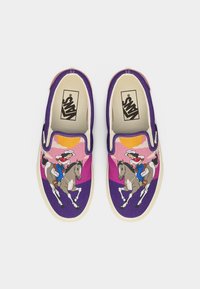 Slip-on παπούτσια Vans με μοβ περιθώριο που απεικονίζουν έναν καρτούν καουμπόι που ιππεύει ένα άλογο με φόντο ένα ροζ και πορτοκαλί ηλιοβασίλεμα.
