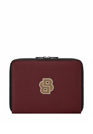 Portefeuille bordeaux à fermeture éclair avec bordure noire et logo "BB" beige entrelacé centré à l'avant.