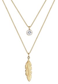 Collana d'oro a doppio strato con un pendente di cristallo e un charm a forma di piuma con texture dettagliata. Le catene sono fini e delicate.