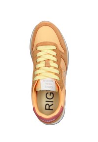 Sneaker arancione e giallo con una tomaia in suede e mesh, dotata di lacci gialli, un logo bianco e un accentuazione rossa sul tallone. Suola in gomma.