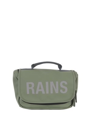 Bolsa de aseo impermeable verde con asa superior, solapa frontal y cremallera visible, con la marca "RAINS" en grande en la parte frontal.
