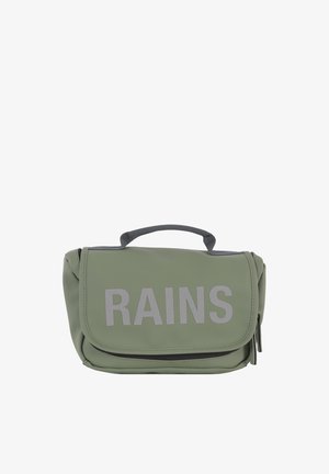 Bolsa de aseo impermeable verde con asa superior, solapa frontal y cremallera visible, con la marca "RAINS" en grande en la parte frontal.