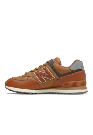 Baskets en cuir marron et beige à fermeture à lacets, semelle blanche, logo "N" de New Balance sur le côté, et col rembourré gris et rose.