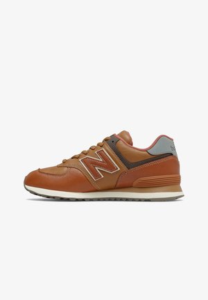 Brauner und beiger Ledersneaker mit Schnürverschluss, weißer Sohle, New Balance „N“ Logo an der Seite und gepolstertem grauem und pinkem Kragen.