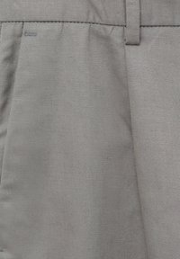 Pantalons gris en tissu léger, présentant un motif en chevrons, des plis à l'avant et une taille standard avec passants de ceinture.