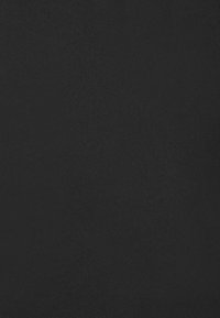 Patrón abstracto en gris oscuro y negro con sutiles degradados verticales y texturas que crean un efecto visual minimalista y orgánico.