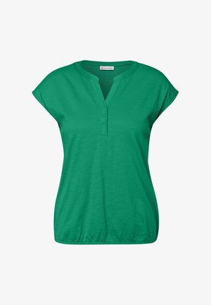 Zelený krátkosrstý top s henley výstřihem a třemi knoflíky. Měkká, lehká tkanina s volným střihem a mírným nařasením na spodním lemu.