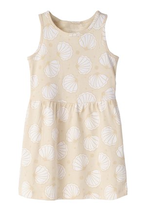 Vestido beige sin mangas con cintura fruncida, decorado con patrones repetitivos de conchas marinas blancas delineadas en marrón claro.
