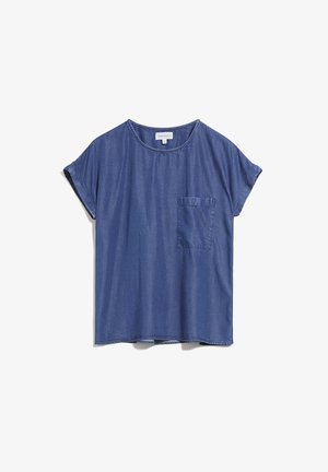 T-shirt à manches courtes en denim bleu avec un col rond et une poche à gauche sur la poitrine. Présente une coupe décontractée et une texture douce.