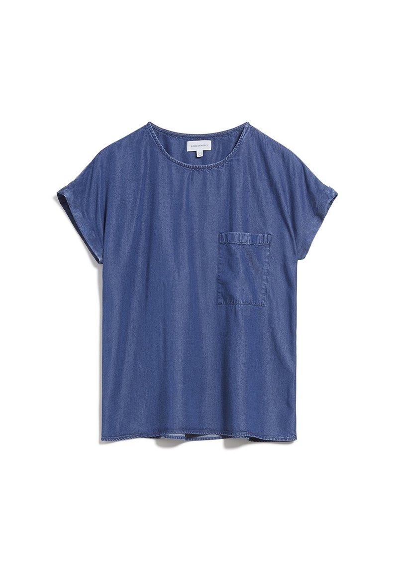 T-shirt à manches courtes en denim bleu avec un col rond et une poche à gauche sur la poitrine. Présente une coupe décontractée et une texture douce.