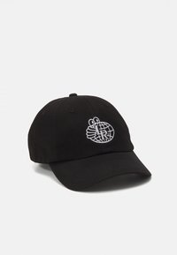 Fekete pamut baseballsapka, a homlokrészen egy hímzett fehér földgömbdizájnnal és logóval. Hajtott bili a nap védelmére, és állítható pánt hátul.