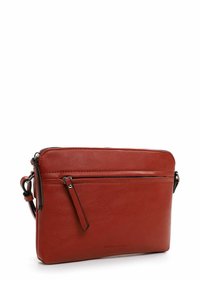 Borsa a tracolla rossa in pelle con texture liscia, chiusura con zip e tasca frontale. Presenta una tracolla regolabile e un design minimalista.