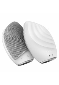 Elektrisk ansigtsrensningsbørste: bøjet hvid silikonekrop, tekstureret børstehovede med fine hvide børster, knapper til tænd/sluk nederst, slankt design.