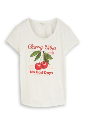 Tricou alb cu mânecă scurtă, cu text roșu „Cherry Vibes only No Bad Days” și ilustrație cu două cireșe cu frunze verzi.