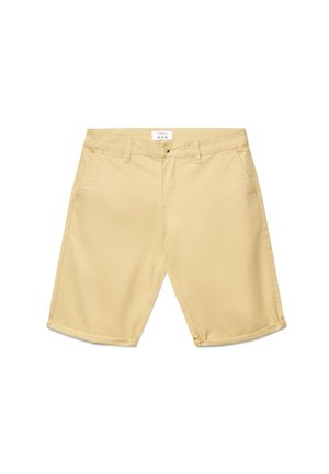 Pantaloncini beige fino al ginocchio con chiusura a bottone e cerniera, tasche laterali, passanti per cintura e orli piegati ordinatamente su sfondo bianco.