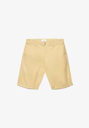 Pantaloncini beige fino al ginocchio con chiusura a bottone e cerniera, tasche laterali, passanti per cintura e orli piegati ordinatamente su sfondo bianco.