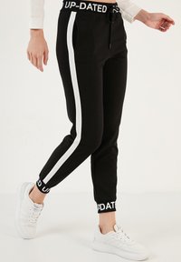 LELA SLIM FIT - Donji dijelovi trenirke - black