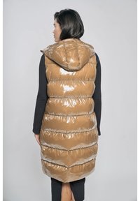 Bruine, glanzende gewatteerde bodywarmer met kap, voorzien van een doorgestikt ontwerp en horizontale stiksels, die tot halverwege de kuit reikt.