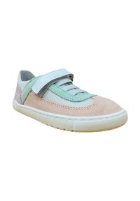 Zapatillas con velcro y diseño de materiales mixtos; presentan ante rosa, malla verde menta y acentos grises. Suela de goma con textura.