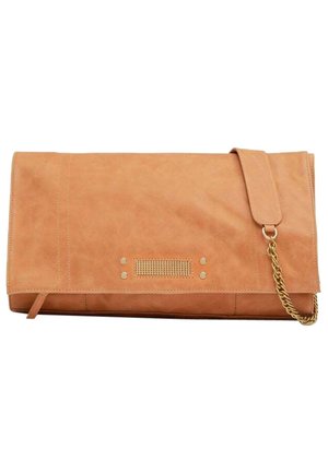 Jasnobrązowa prostokątna skórzana kopertówka z klapką, złotym łańcuszkowym paskiem oraz dekoracyjnym przeszyciem i ćwiekami na środku przodu.