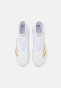 adidas Performance PREDATOR LEAGUE LACELESS FG - Botines de fútbol para terreno firme - footwear white/gold metallic