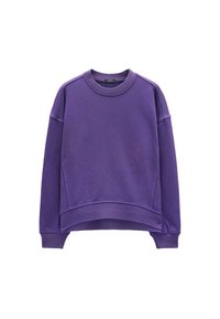 Fioletowy sweter z okrągłym dekoltem, długimi rękawami i luźnym krojem. Posiada ściągacze przy mankietach i dolnym brzegu, wykonany z miękkiego, strukturalnego materiału.