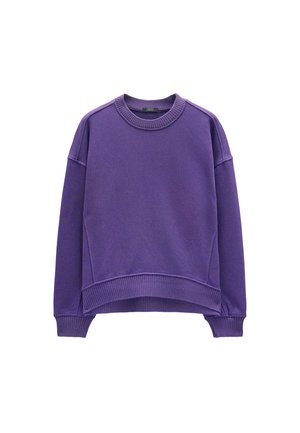 Fioletowy sweter z okrągłym dekoltem, długimi rękawami i luźnym krojem. Posiada ściągacze przy mankietach i dolnym brzegu, wykonany z miękkiego, strukturalnego materiału.