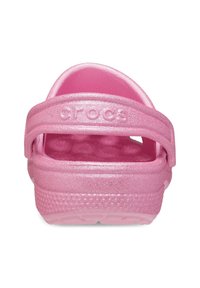 Różowe Crocs o błyszczącej, mieniącej się powierzchni. Posiadają pasek z tyłu oraz teksturowaną wkładkę. Wykonane z lekkiego, trwałego materiału.