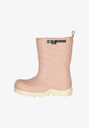 Lyserød gummistøvle med tekstureret sål, svenskt flagmærke og mærkeetiketten "Geggamoja" på oversiden.