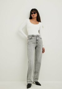 NA-KD GESCHNITTENE MIT HOHER TAILLE - Ravne kavbojke - grey