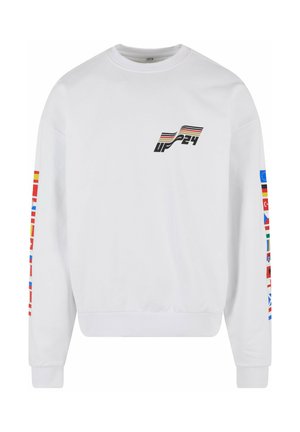 Weißer Sweatshirt mit Rundhalsausschnitt, verziert mit einem schwarzen "UP24"-Logo und einem Ärmel, der mit verschiedenen Flaggen in lebhaften Farben geschmückt ist.