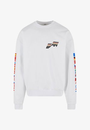 Bela sweatshirt s krožnim izrezom, ki prikazuje črn logotip "UP24" in rokav okrašen z različnimi zastavami v živahnih barvah.