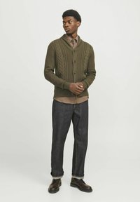 Jack & Jones CRAIG SHAWL NECK - Vesta na kopčanje - canteen