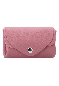 Roze leren clutch met een gestructureerd oppervlak, voorzien van een zilveren drukknopsluiting en een gevouwen klep.
