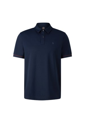 Marineblå polo t-shirt lavet af glat stof, med en to-knaps placket, korte ærmer og kontrasterende rød kant på kraven og ærmerne.