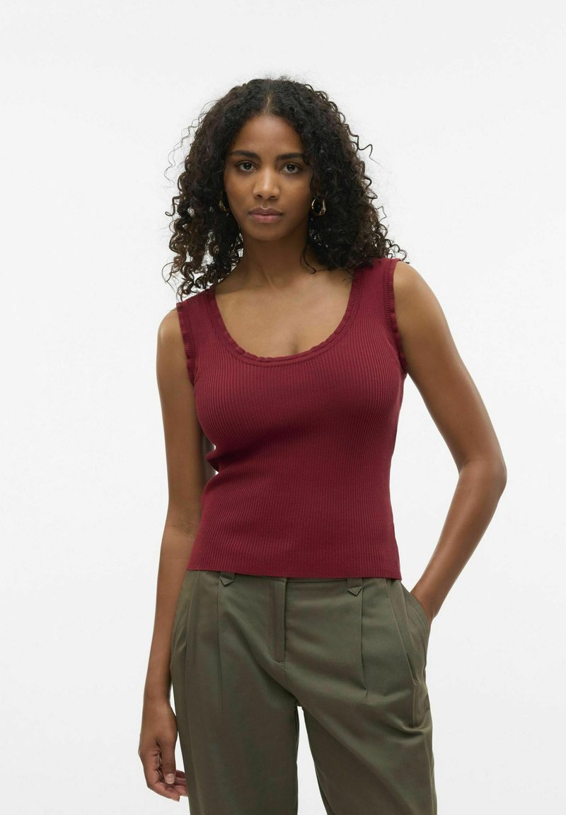 Top de tirantes acanalado burdeos con escote y bordes de hombros con picos, diseño ajustado, combinado con pantalones verdes oliva.