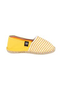 Espadrille en toile jaune avec des rayures blanches et jaunes sur la pointe, semelle en jute cousue et une petite étiquette en tissu noir sur le côté.