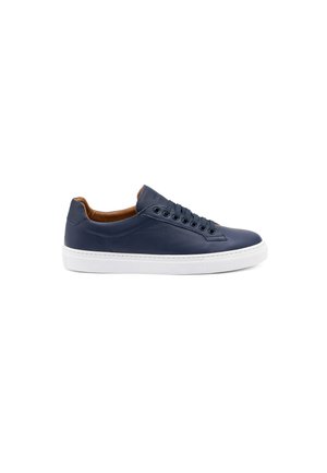 Sneaker in pelle blu navy con suola in gomma bianca, sei fori per i lacci e interno marrone. Texture liscia, design minimalista, profilo basso.