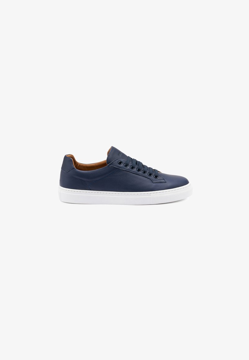 Sneaker in pelle blu navy con suola in gomma bianca, sei fori per i lacci e interno marrone. Texture liscia, design minimalista, profilo basso.