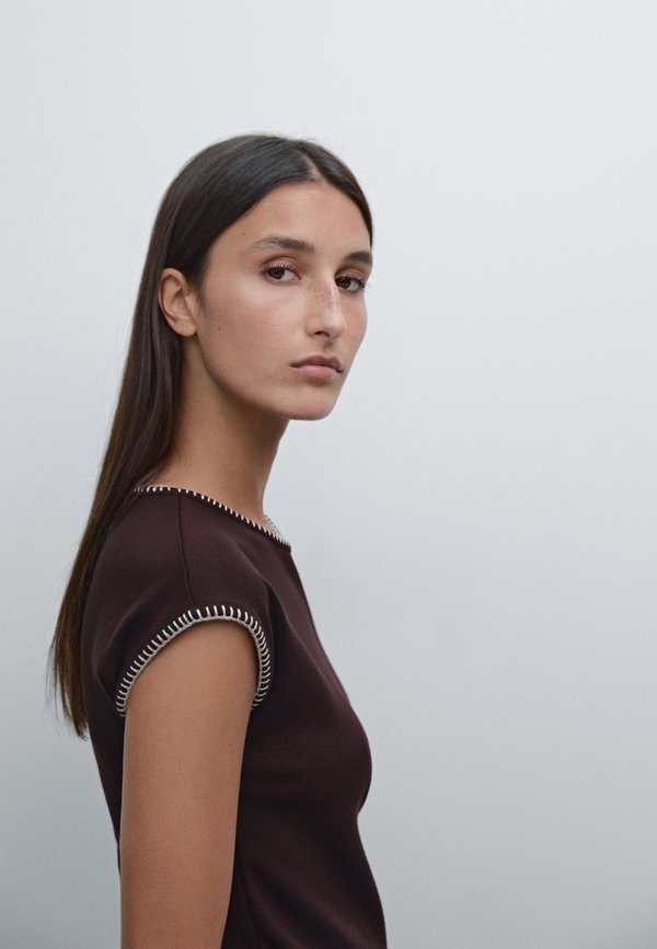 WITH CONTRASTING DETAIL - Top4