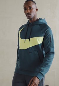 Nike Performance Majica s kapuljačom - deep jungle/luminous green/black