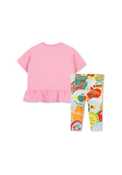 Rosa Baumwoll-T-Shirt mit einem gerafften Saum, kombiniert mit mehrfarbigen Leggings, die mit verschiedenen Obst- und Logomustern bedruckt sind.