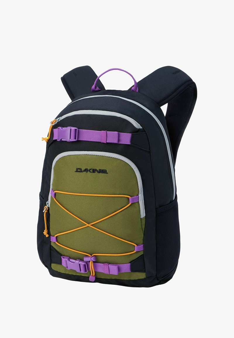 Schwarzer und olivgrüner Rucksack mit violetten Trägern und orangen Bungee-Seilen, Frontreißverschlusstasche, seitlichen Netzfächern und gepolsterten Schultergurten.
