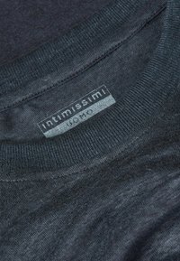 Tmavě šedé bavlněné tričko s kulatým výstřihem, které má jemnou texturu a štítek s nápisem "intimissimi" blízko límce.
